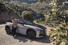 Vollelektrisch und innovativ: Der Lexus RZ bringt ein futuristisches Yoke-Lenkrad und verkürzt die Ladezeit am AC-Anschluss dank 22-kW-Technik drastisch.