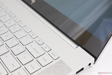 Die Scharniere halten das Display einigermaßen fest, beim Anpassen des Öffnungswinkels wippt es aber dennoch hin und her