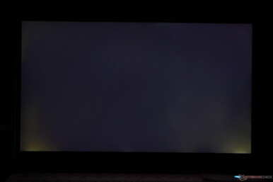 Leichtes Backlight Bleeding entlang der unteren Ecken. Wir haben von einem Laptop in dieser Preisklasse Besseres erwartet.