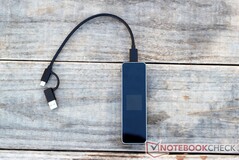 Das mitgelieferte USB-C-/Typ-A-Kombikabel ist ebenfalls gut verarbeitet.