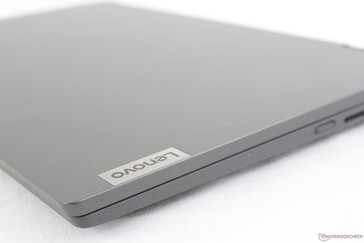 Das aufgedruckte Lenovo-Logo entlang der rechten Kante vermittelt einen "professionelleren" Look, ähnlich wie bei der ThinkBook-Serie.