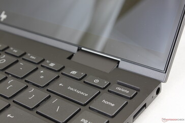 Die Starrheit der Scharniere ist nicht gleichmäßig und lässt bei größeren Öffnungswinkeln nach