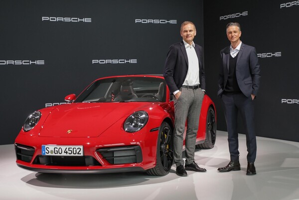 Bild: Porsche - Oliver Blume, Vorstandsvorsitzender von Porsche, und Lutz Meschke, Mitglied des Vorstandes, Finanzen und IT, haben am Freitag die Zahlen des Geschäftsjahres 2021 bekanntgegeben.