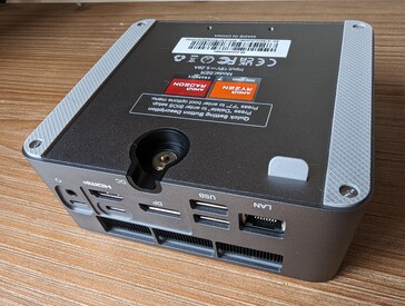 Auf der Hinterseite ist der Stromanschluss und ein Griff aus Gummi für Wartungen des Geräts