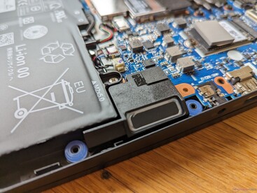 Untengerichtete Stereolautsprecher in der Nähe der vorderen Ecken