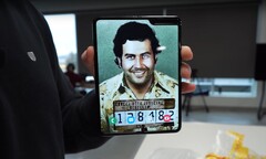 The real deal: Das Samsung Galaxy Fold aka Pablo Escobar Fold 2 wird im Unboxing-Video von Unbox Therapy analysiert.