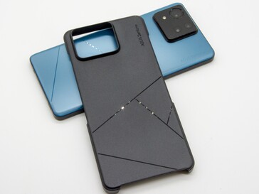 Asus spendiert dem Zenfone 11 Ultra ein Case im Lieferumfang