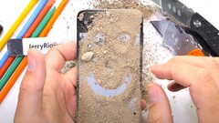 Das Samsung Galaxy Z Flip5 ist trotz Schmutzattacke happy, empfehlenswert ist dieser Test im Alltag aber nicht.