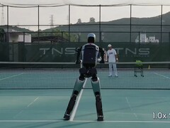 Video: Humanoider Roboter spielt Tennis gegen einen Menschen