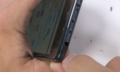 Das Xiaomi Pocophone F1 bewährt sich im Scratch-, Burn-, und Bendtest von JerryRigEverything.