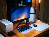 Acer Predator X27U W3 Gaming-Monitor auf einem Holzschreibtisch neben PC-Gehäuse, Tastatur und PS5.
