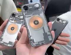 Linzins modifiziertes iPhone Air verfügt über einen physischen SIM-Slot und eine transparente Rückseite.