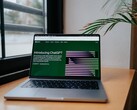 Laptop auf einem Schreibtisch am Fenster, auf dem Bildschirm ist die ChatGPT-Webseite von OpenAI geöffnet