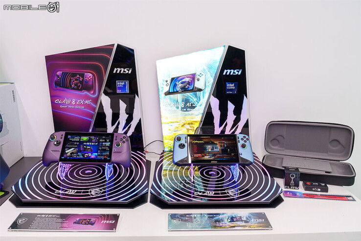 Das Claw 8 EX AI+ ist zusammen mit der Glacier-Blue-Edition des Claw 8 AI+ zu sehen