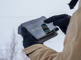 Die RC Pro 2 kommt mit einem Mini-LED-Bildschirm (Bildquelle: DJI)