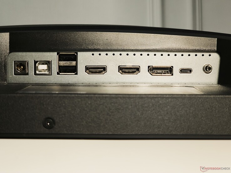 Von links nach rechts: Stromanschluss, USB-B Upstream, 2x USB-A, 2x HDMI 2.1, 1x DisplayPort 1.4a, USB-C (mit DisplayPort Alt Mode und 65 W Power Delivery), Kopfhörer