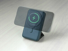 Revolt PB-385: Die Powerbank bietet auch MagSafe