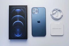 Das Apple iPhone 12 wird mit einem Ladekabel ausgeliefert, ein Netzteil, Ohrhörer oder eine Hülle sucht man in der Box aber vergeblich. (Bild: Salman Majeed)