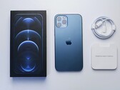 Das Apple iPhone 12 wird mit einem Ladekabel ausgeliefert, ein Netzteil, Ohrhörer oder eine Hülle sucht man in der Box aber vergeblich. (Bild: Salman Majeed)