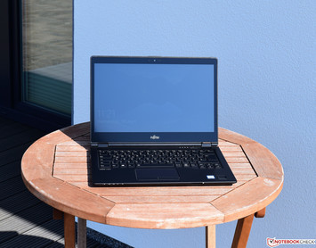 Fujitsu LifeBook U748 bei Sonnenschein