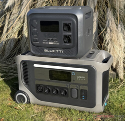 Die Anker Solix F3000 ist deutlich größer als die Bluetti Elite 300, aber auch stärker.