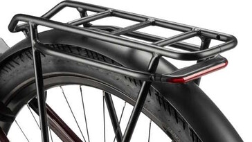 Das Rücklicht in den Gepäckträger integriert, Bremslicht und Verzögerungssensor sind vorhanden (Bildquelle: Pegasus)