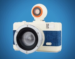 Die Lomography Fisheye No. 2 wird optional mit einem Gehäuse-Bezug aus Jeans-Stoff angeboten.