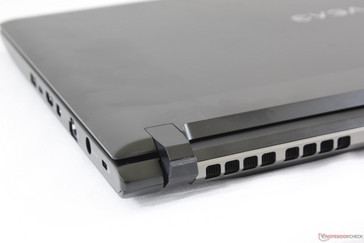 Die dicken Scharniere sind im Design prominent hervorgehoben.