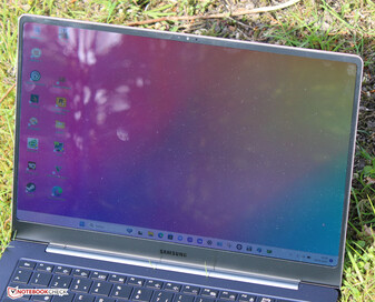 Das Galaxy Book3 Pro 14 im Freien.