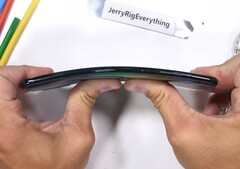 Knackt zwar beim Bend-Test, scheint aber überlebt zu haben: Das Galaxy A50 von Samsung.
