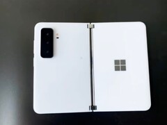 Das Microsot Surace Duo 2 erhält offenbar eine Triple-Kamera. (Bild: Tech Rat / YouTube)
