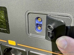 Starterhilfe- und Zusatzbatterie-Ports unter Abdeckung