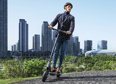 Der vollgefederte Xiaomi Electric Scooter 4 Ultra fährt maximal 20km/h und ist in Deutschland straßenzugelassen (Bildquelle: Xiaomi)