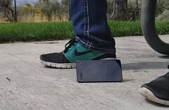 Titanium, Keramik oder Gorilla Glas 5: Was bricht am Essential Phone zuerst?