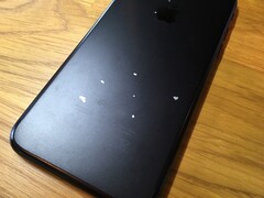 Bei der mattschwarzen iPhone 7-Variante beschweren sich immer mehr Nutzer über abblätternden Lack.