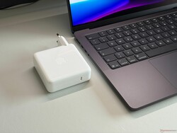 Das 96W-Netzteil ist unzureichend und der Akku entlädt sich bei hoher Belastung und beim Spielen.