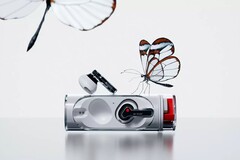 Die Nothing Ear (stick) kombinieren die drahtlosen, teilweise transparenten Ohrhörer mit einer kompakteren Ladehülle. (Bild: Nothing)