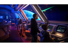 Auf der Brücke des Star Wars Cruisers die Steuerung übernehmen (Bild: Disney)