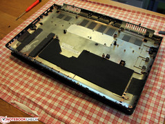 Einfach: Schrauben lösen, Bodenwanne abziehen