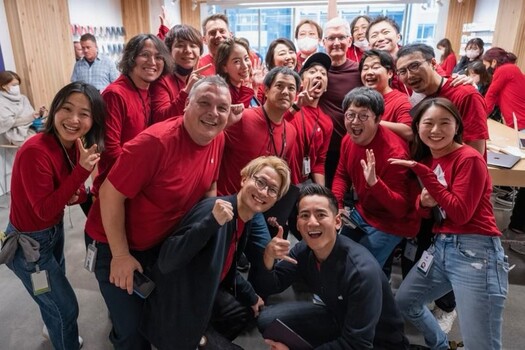 Apple-Chef Tim Cook inmitten Mitarbeitern des Ginza-Stores.