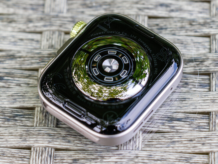 Neuer EKG-Sensor auf der Rückseite der WATCH FIT 4 Pro (Bildquelle: Daniel Schmidt/Notebookcheck)