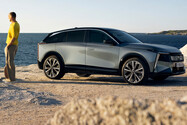 Der neue DS N°7 tritt in die Fußstapfen des Bestsellers DS 7 und ist als vollelektrischer E-Tense mit bis zu 740 Kilometern Reichweite oder als Hybrid-Variante ab 47.700 Euro bestellbar.