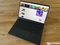 Schenker VIA 15 Pro im Test - AMD-Office-Laptop mit langer Akkulaufzeit