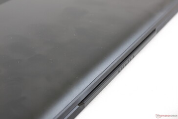 Der obere Rand des Deckels ragt leicht heraus, um die Webcam zu beherbergen und das Öffnen des Geräts zu vereinfachen