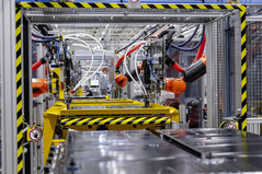 Mercedes-Benz Werk Kecskemét - Batteriemontage: Einblick in die Batterieendmontage der neuen elektrischen Mercedes-Benz C-Klasse.