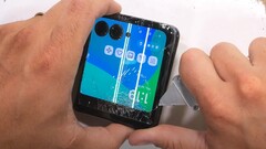 Im Durability-Test zerbrochen, im Teardown komplett zerlegt: Im Motorola Razr 40 Ultra steckt offenbar viel Samsung-Tech drin. (Bild: JerryRigEverything)