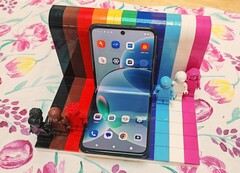 Das Motorola Razr 40 ist mittlerweile für weniger als 500 Euro im Amazon-Deal bestellbar (Bild: Florian Schmitt)