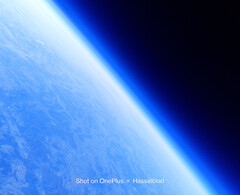 Der Horizont fotografiert mit dem in der Stratosphäre fliegenden OnePlus 10 Pro. (Bild: OnePlus)