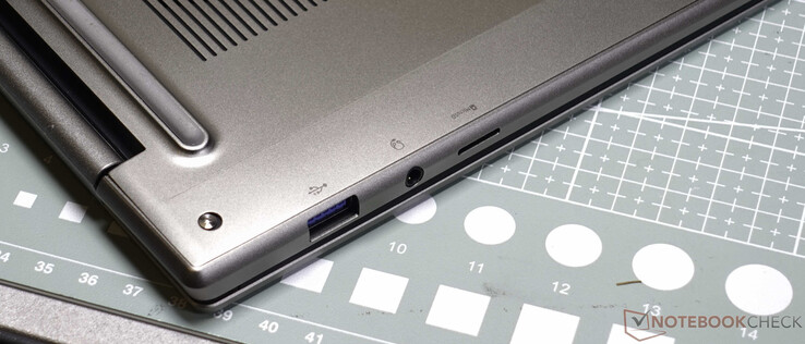 Rechts: USB-3-A, 3.5-mm-Headset, microSD