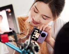 Das Vivo X Flip setzt auf ein großes Zweitdisplay im Querformat sowie auf eine Dual-Kamera mit Zeiss-Branding. (Bild: Digital Chat Station)